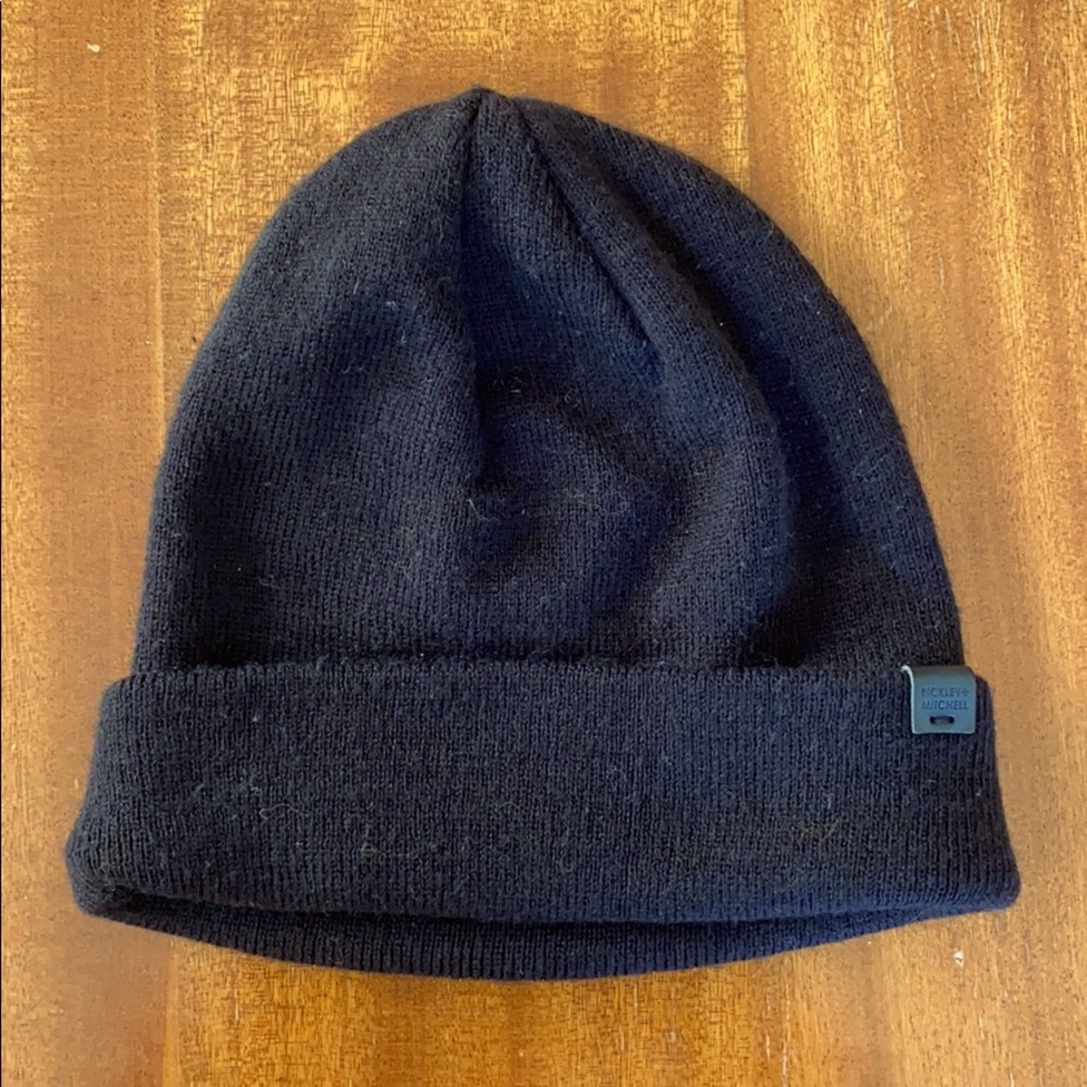 Black, non-itchy winter toque